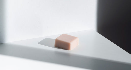 Produit en barre sur fond blanc de la nouvelle gamme de barres beauté zéro plastique leaves bar ATTITUDE pour une routine beauté plus éco-responsable