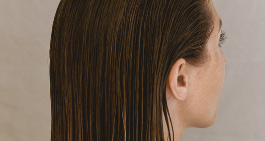 Femme s'étant lavée les cheveux avec le shampoing leaves bar ATTITUDE à base d'argile