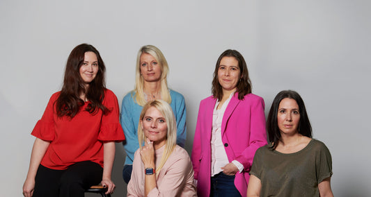 Bannière blogue journée internationale des femmes représentant toutes les cadres féminines de ATTITUDE