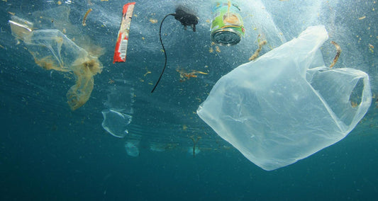 Sac dans l'océan - pollution plastique - ATTITUDE