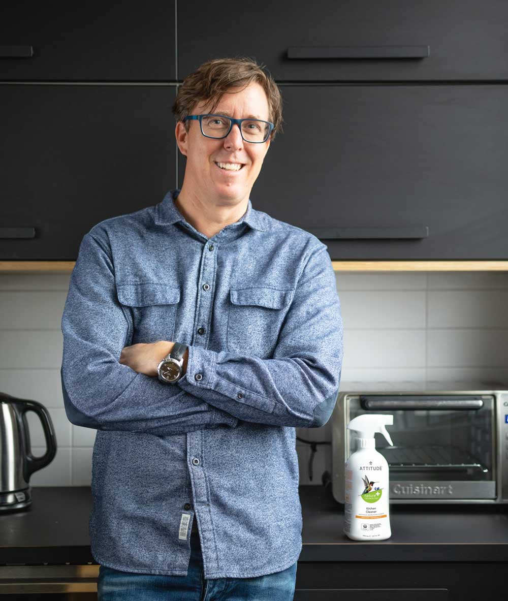 Homme debout avec en arrière le Nettoyant cuisine Zeste d'agrumes ATTITUDE_fr?_hover? ALL_VARIANTS