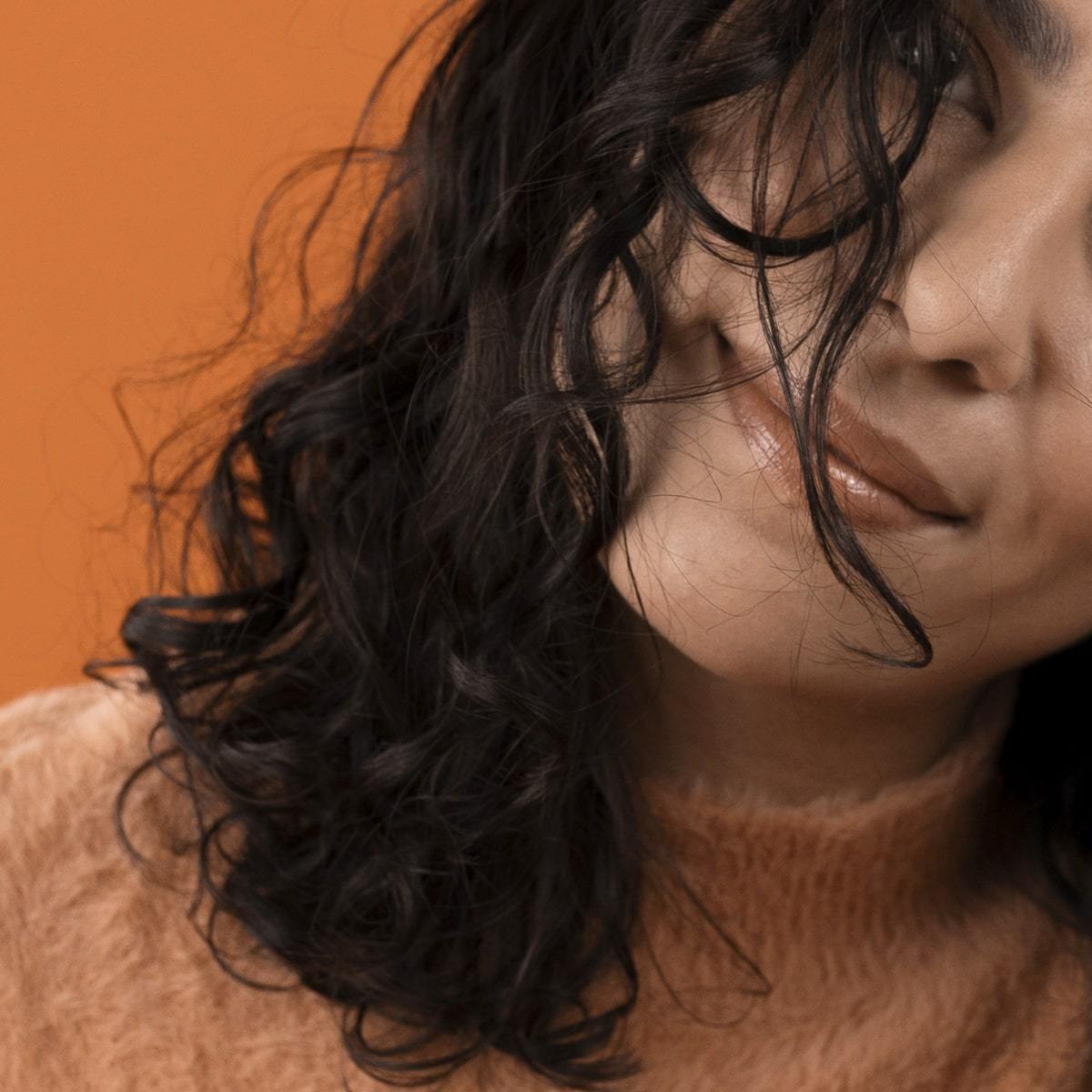 ATTITUDE-Super_Leaves_Curl_Amplifying_Conditioner_11196_hair_type_2_model_fr?