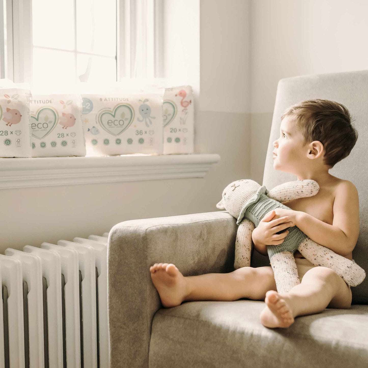 Bébé qui regarde dehors avec Couches biodégradables ATTITUDE Sans fragrance Taille 1-2 (Poids 3-6 kg) / 1 unité ATTITUDE 16220_fr?_hover?