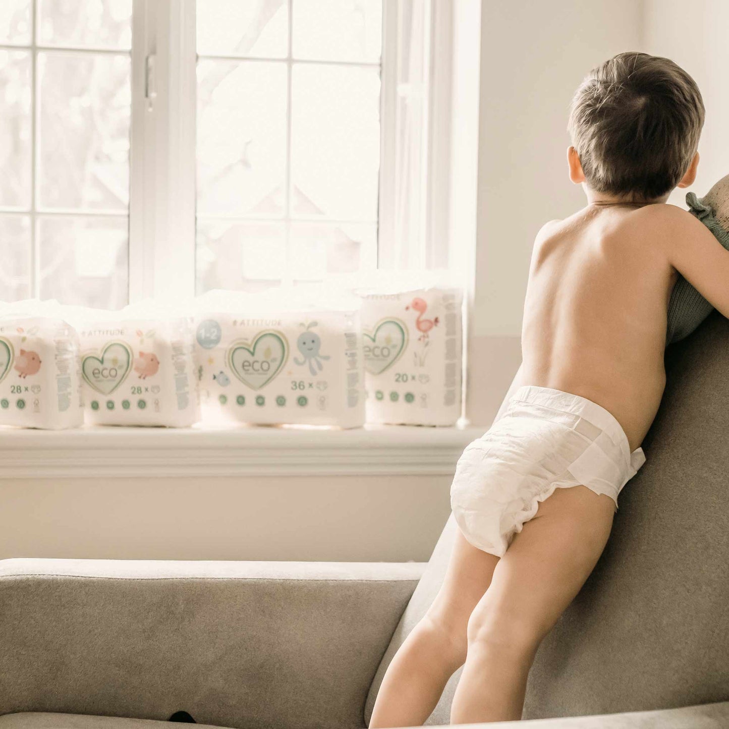 Bébé qui regarde dehors avec Couches biodégradables ATTITUDE Sans fragrance Taille 4 (Poids 7-18 kg) / 4 unités BDL_4_16240_fr?_hover?